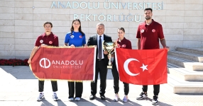 Şampiyon öğrenciler kupalarını Rektör Adıgüzel’e takdim etti