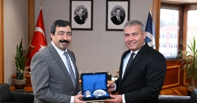  İzmir Kâtip Çelebi Üniversitesi Rektörü Prof. Dr. Köse, Rektör Prof. Dr. Adıgüzel’i makamında ziyaret etti