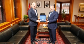  Konya Büyükşehir Belediye Başkanı Altay, Anadolu Üniversitesi Rektörü Adıgüzel’i Ziyaret Etti