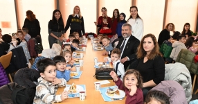 Prof. Dr. Yusuf Adıgüzel, Kreş ve Gündüz Bakımevi’nin “Bir Yaş Daha Büyüyorum” etkinliğine katıldı